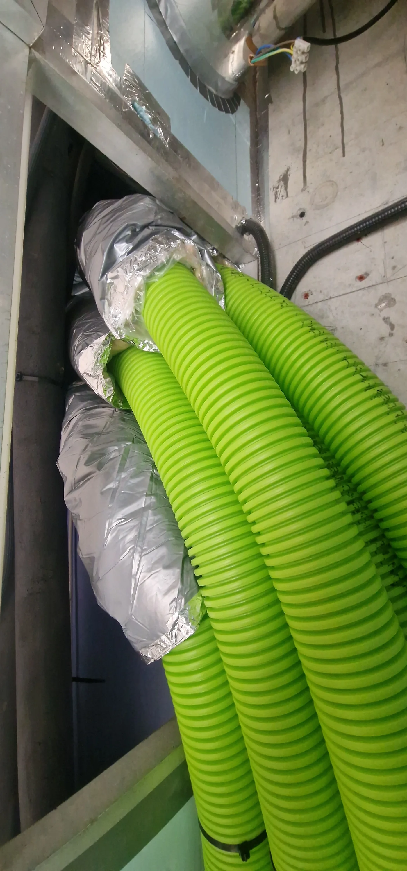 Conductos de ventilación Siber distribuidos por un paso técnico de la vivienda