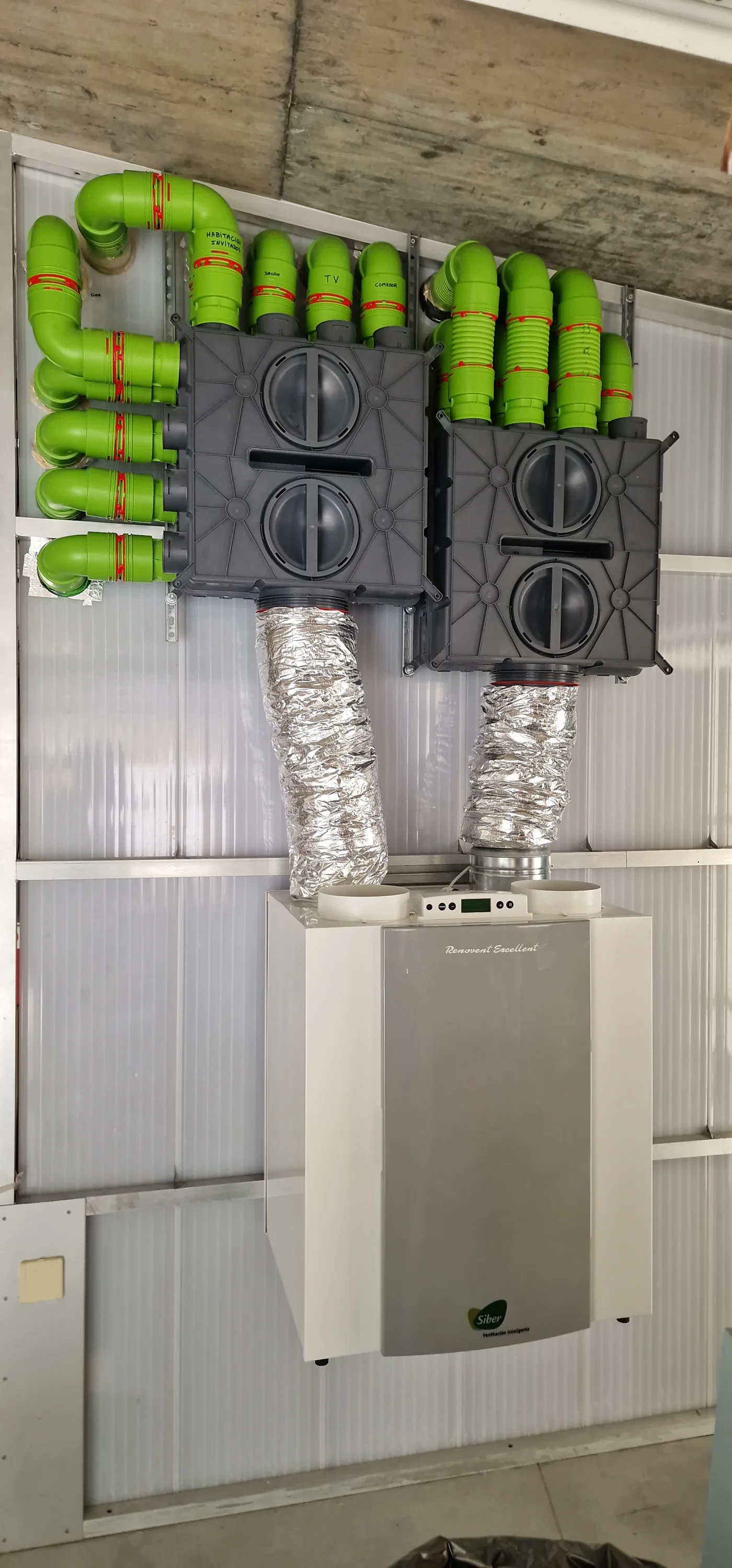 Vista frontal del recuperador de calor Siber y las cajas de distribución